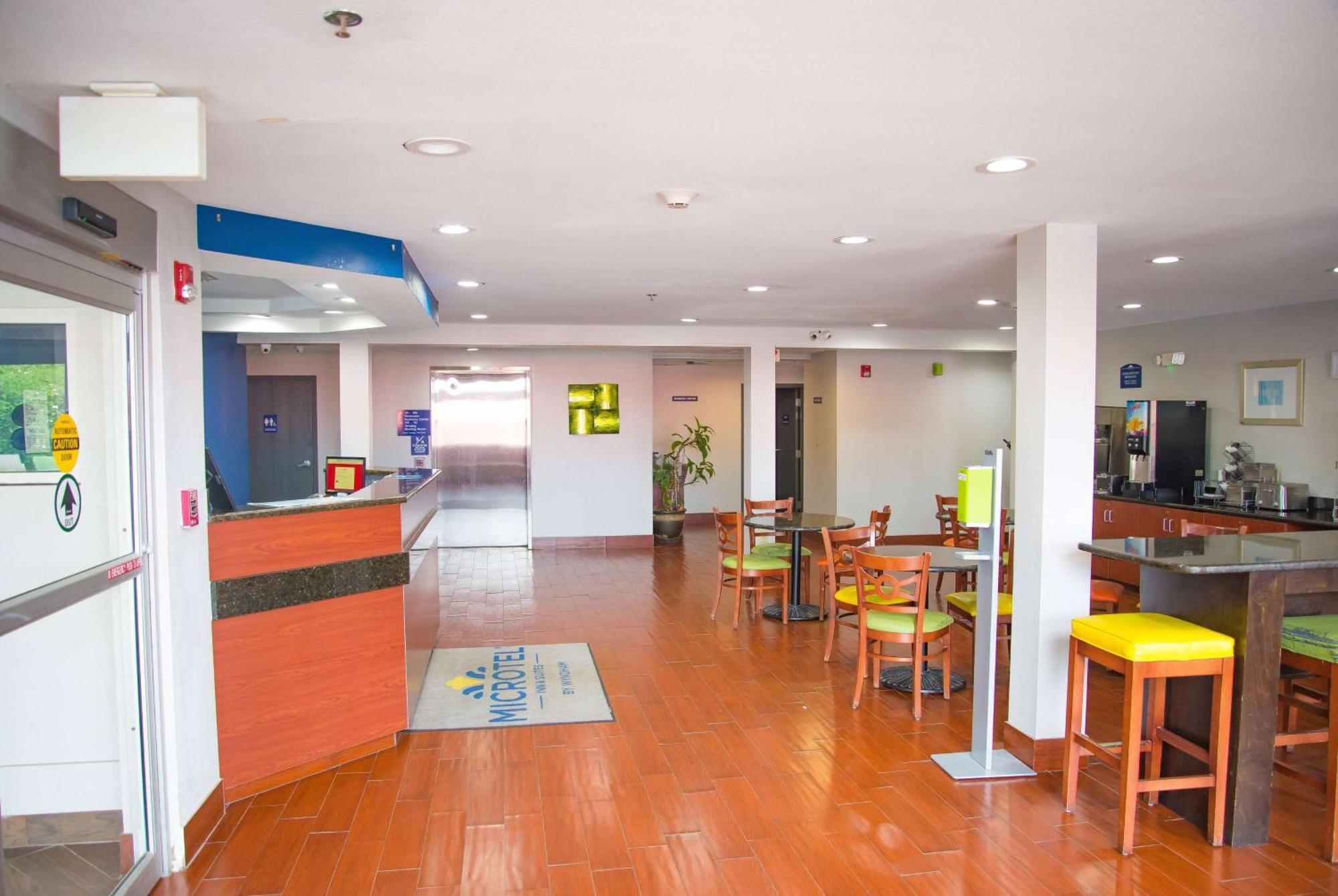 Microtel Inn & Suites By Wyndham Дафне Экстерьер фото